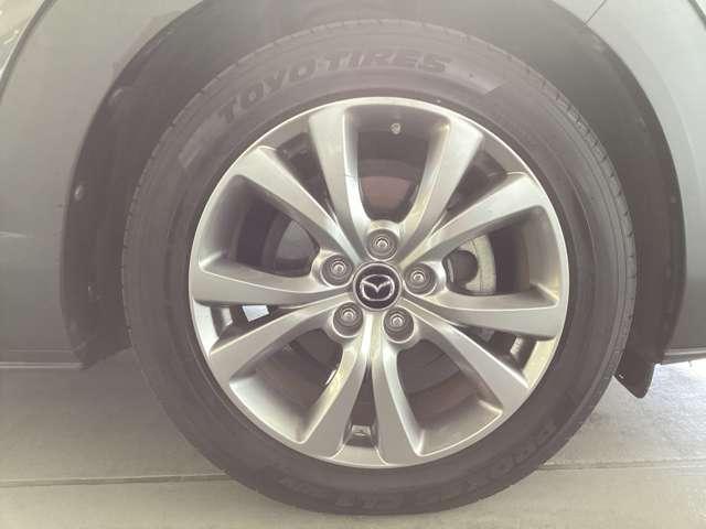 標準装備の純正18インチアルミホイール。