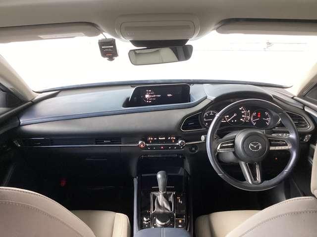 コックピットにある操作機器、情報などすべての要素をドライバー中心に左右対称に配置し、同時にそれらがドライバーに正対する造形とすることで、人とクルマの一体感を感じさせます。