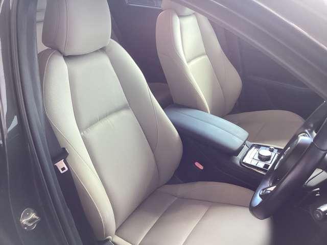 フロントシートは心地よいフィット感と程よいホールド性を両立。今までになく快適な運転を楽しめるマツダ自慢のシートです。