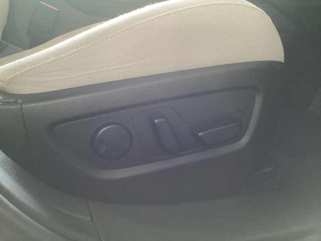 運転席シートはメモリー機能付10Wayパワーシートです。