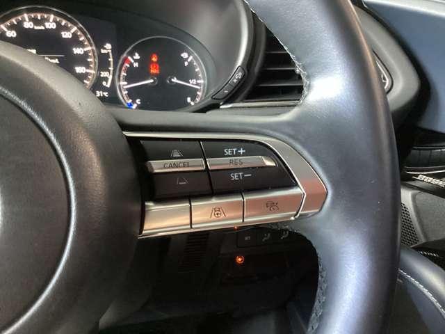 レーダークルーズコントロールを装備。アクセルやブレーキを操作しなくても、自動で先行車との車間距離を保ち追従走行できます。長距離や高速道路を運転する際に、ドライバーへの負担を軽減します。