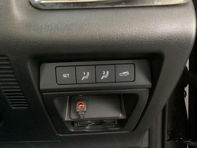 運転席横のスイッチで電動シートの位置をメモリーすることができます。