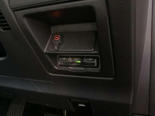 ビルトインタイプのETC車載器搭載。運転席側に装着されているのでカードの抜き差しも簡単です。