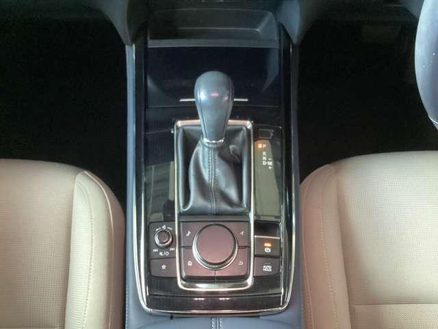 自然と手を伸ばした位置にシフトレバーを配置。人間工学に基づいて設計されています。