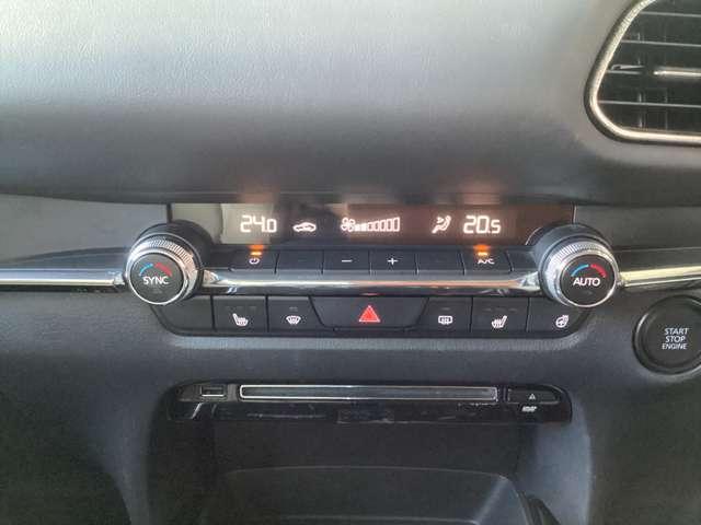 左右独立式のフルオートエアコンです。運転席、助手席で好みの温度設定が可能。ご夫婦やカップルの方に喜ばれる機能です!