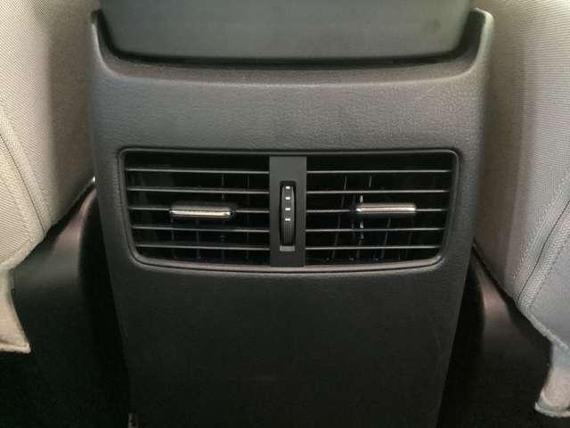 後部座席にもエアコンの吹き出し口がありますので同乗者の方も快適に過ごせます