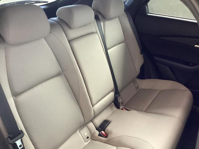 後部座席の人も足元もゆったり座れます。