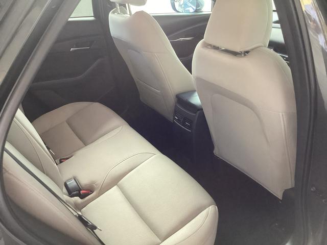 後部座席の人も足元もゆったり座れます。