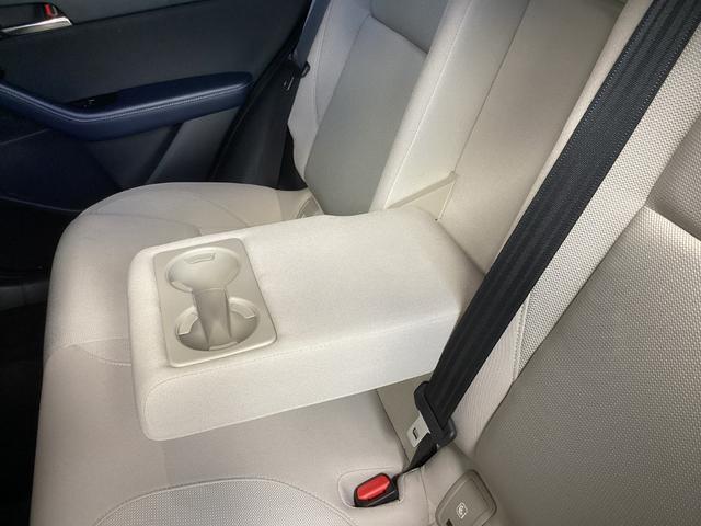 後席のドリンクホルダーです!大型アームレストとしての利用できます。
