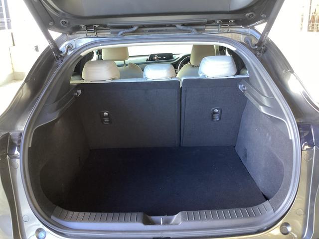 実用的な広さを備えたラゲッジルーム。ワンタッチで操作可能なので荷物をたくさん載せる際にはシートアレンジが可能です。