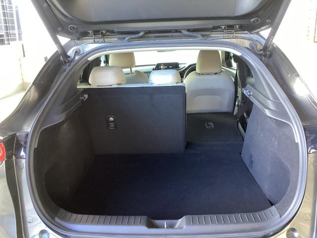後部座席は6:4の分割可倒式シートを採用し、使い方によってアレンジできます。