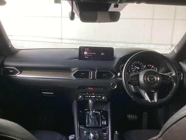 コックピットにある操作機器、情報などすべての要素をドライバー中心に左右対称に配置し、同時にそれらがドライバーに正対する造形とすることで、人とクルマの一体感を感じさせます。