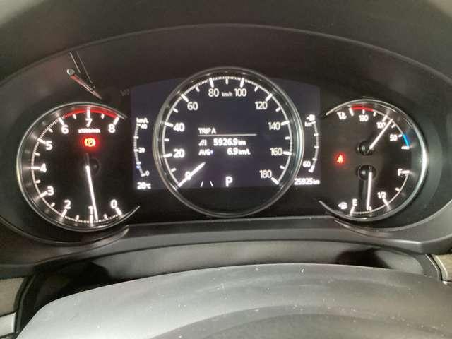 シンプルな３連メーターで視認性も良く必要な情報が一目で分かります。