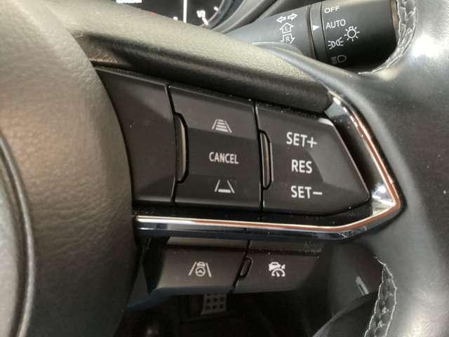 レーダークルーズコントロールを装備。アクセルやブレーキを操作しなくても、自動で先行車との車間距離を保ち追従走行できます。長距離や高速道路を運転する際に、ドライバーへの負担を軽減します。