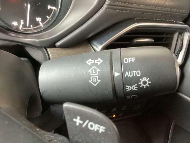 運転席ハンドル部の左横でライトをＯＮ／ＯＦＦでき、オートライトにも設定可能です。