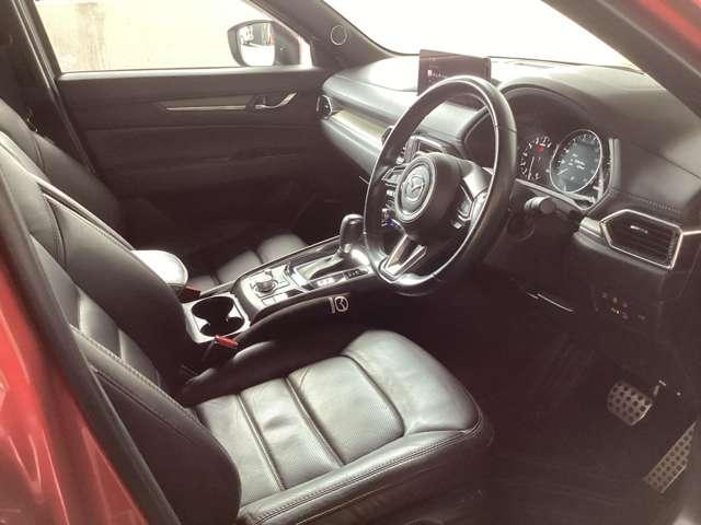 フロントシートは心地よいフィット感と程よいホールド性を両立。今までになく快適な運転を楽しめるマツダ自慢のシートです。