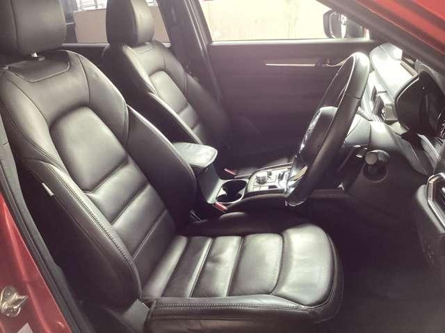 フロントシートは心地よいフィット感と程よいホールド性を両立。今までになく快適な運転を楽しめるマツダ自慢のシートです。