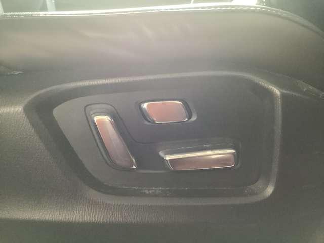 運転席シートはメモリー機能付１０Ｗａｙパワーシートです。本革レザーシートは高級感もありますね！