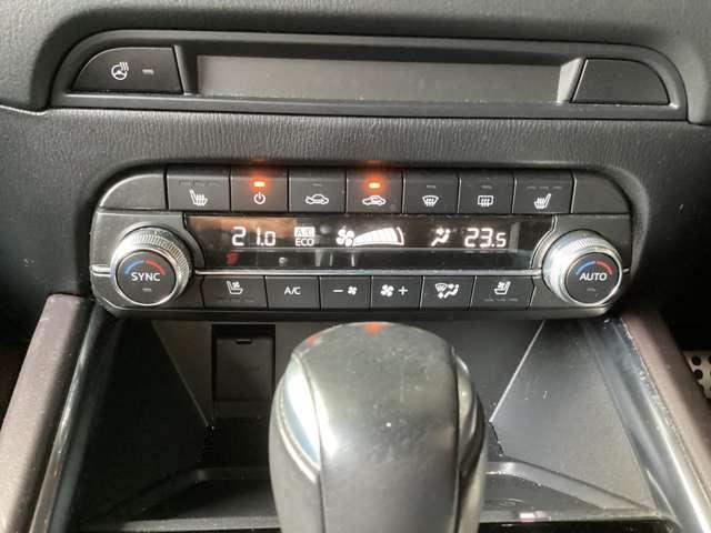 余計な操作の手間が無いフルオートエアコン。車内を常に快適な温度で保ちます！！