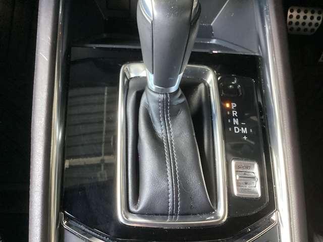 シフトレバー横のダイヤルで操作をすることによりスポーツ走行にも変更可能になります。