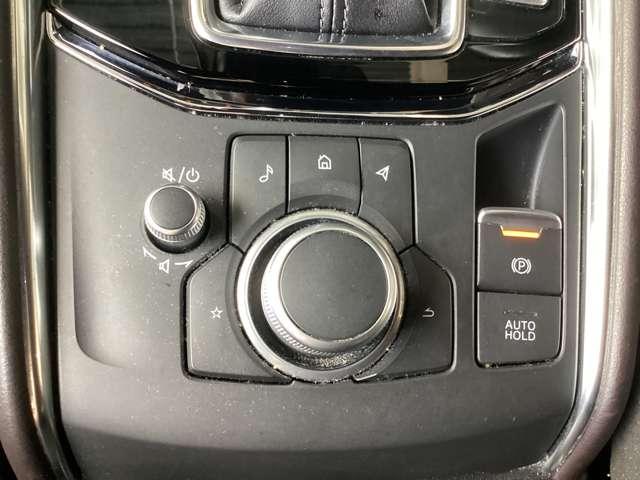 シフトレバーの下部にあるボタン類でナビ操作や音量調整が簡単にできます。