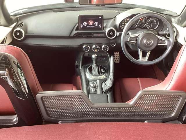 コックピットにある操作機器、情報などすべての要素をドライバー中心に左右対称に配置し、同時にそれらがドライバーに正対する造形とすることで、人とクルマの一体感を感じさせます。