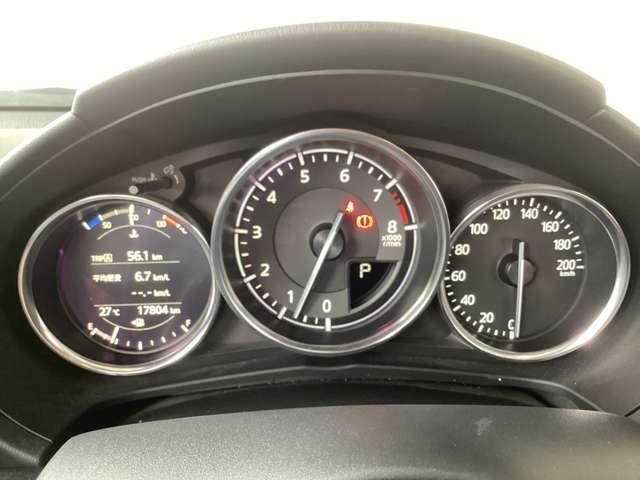 シンプルな３連メーターで視認性も良く必要な情報が一目で分かります。