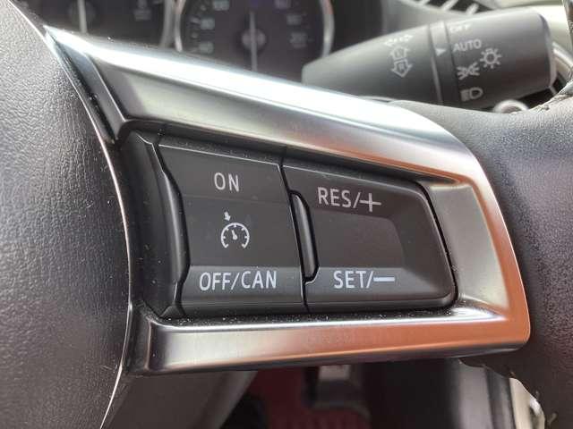 レーダークルーズコントロールを装備。アクセルやブレーキを操作しなくても、自動で先行車との車間距離を保ち追従走行できます。長距離や高速道路を運転する際に、ドライバーへの負担を軽減します。