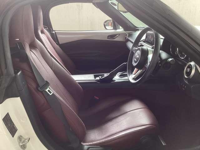 フロントシートは心地よいフィット感と程よいホールド性を両立。今までになく快適な運転を楽しめるマツダ自慢のシートです。