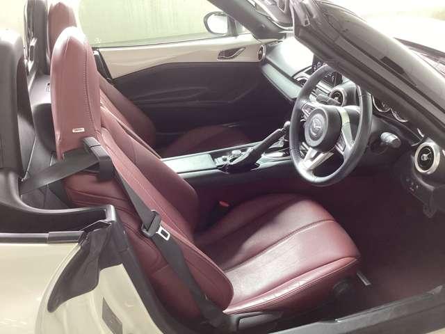 フロントシートは心地よいフィット感と程よいホールド性を両立。今までになく快適な運転を楽しめるマツダ自慢のシートです。