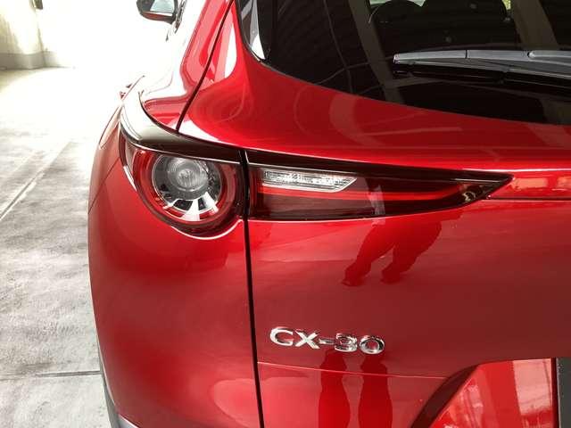 立体的なシグネチャーウイングと鋭いヘッドランプにより、奥行きのあるフロントフェイスに仕上げました。