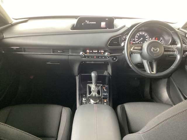 人間中心の考え方のもと、磨き上げられたシンプルなコックピット。メーターの見え方やスイッチの操作感にもこだわりがあります。