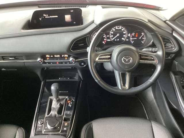 コックピットにある操作機器、情報などすべての要素をドライバー中心に左右対称に配置し、同時にそれらがドライバーに正対する造形とすることで、人とクルマの一体感を感じさせます。