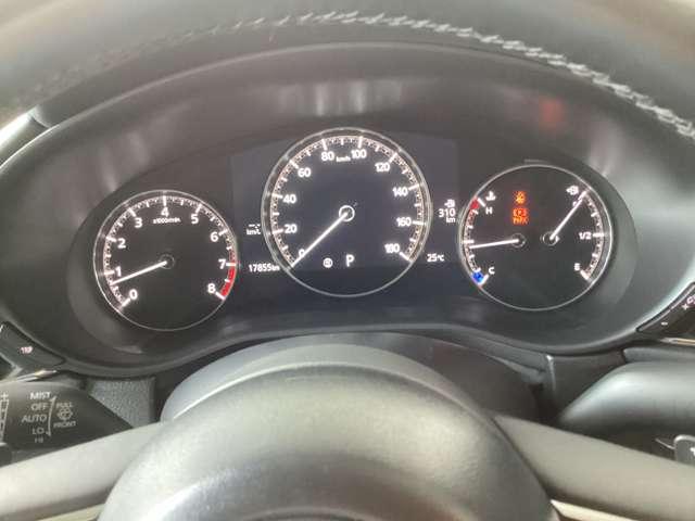 シンプルな３連メーターで視認性も良く必要な情報が一目で分かります。