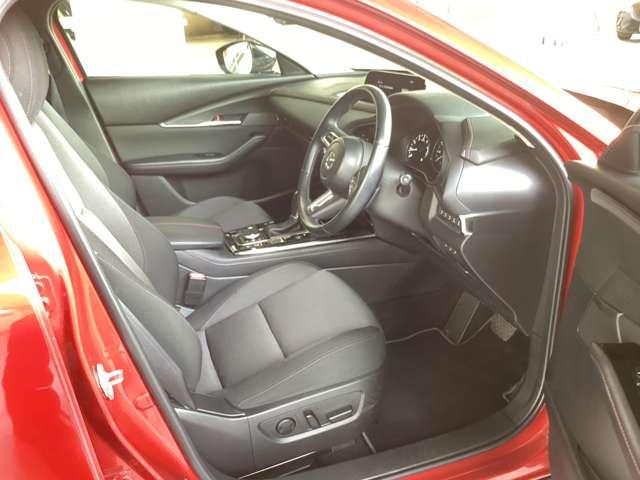 フロントシートは心地よいフィット感と程よいホールド性を両立。今までになく快適な運転を楽しめるマツダ自慢のシートです。