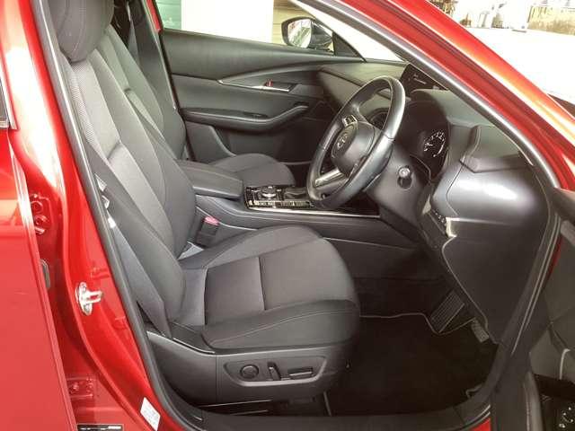 フロントシートは心地よいフィット感と程よいホールド性を両立。今までになく快適な運転を楽しめるマツダ自慢のシートです。