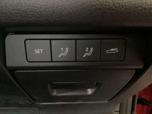 運転席のシートポジションを二人まで記憶できるメモリー機能ボタンとなっています。