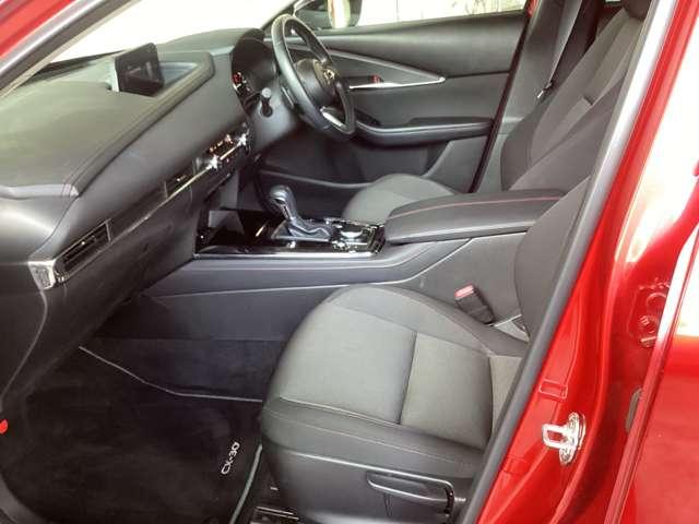 ＣＸ-３０のインテリアはドアを閉めるとちょうど綺麗にインテリアパネルが合わさり、細かな部分までマツダのこだわりを感じます。