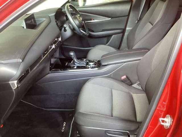 生命感を感じさせ、意思を持って動き出しそうな緊張感と、呼吸しているような温かみを持った生きたクルマをつくる。それが魂動デザインです。