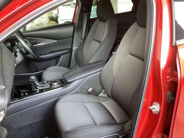 シートバックに体圧を分散できるサスペンションマットを採用、又剛性を高め「体幹」をしっかり支えています。座面には不快に感じる振動をカットするウレタン素材でロングドライブも「疲れにくいシート」になりました