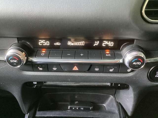 左右独立式のフルオートエアコンです。運転席、助手席で好みの温度設定が可能。ご夫婦やカップルの方に喜ばれる機能です！