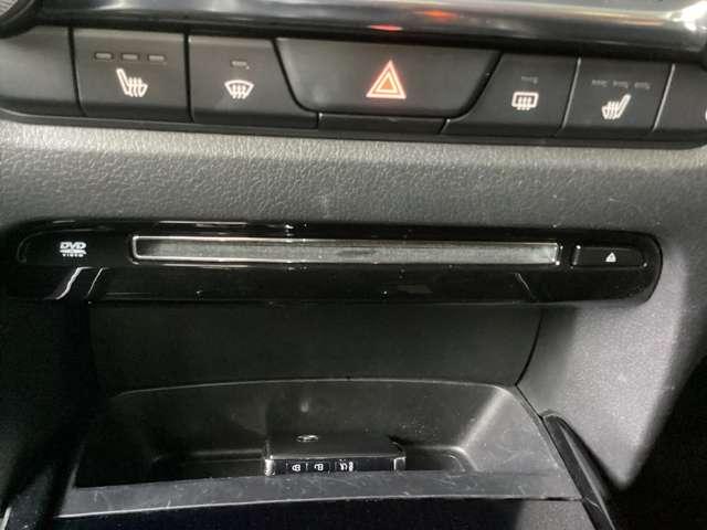 エアコン吹き出し口の下部にＤＶＤプレイヤー口があるのでナビで視聴できます。