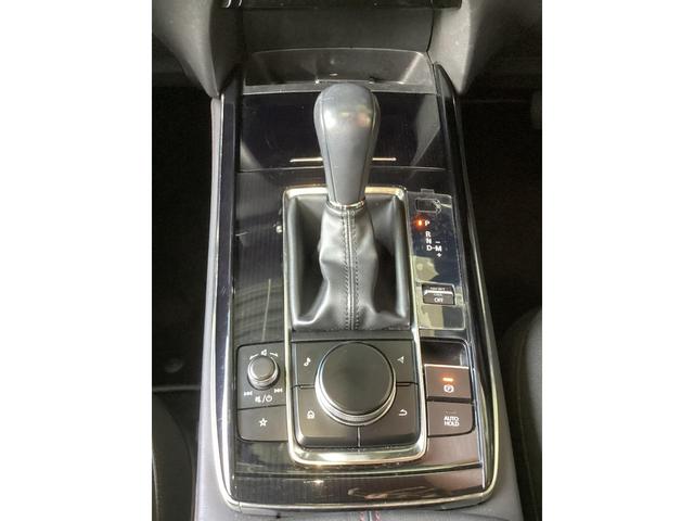 シフトレバー横のダイヤル操作をすることでスポーツ走行にも変更可能になります。