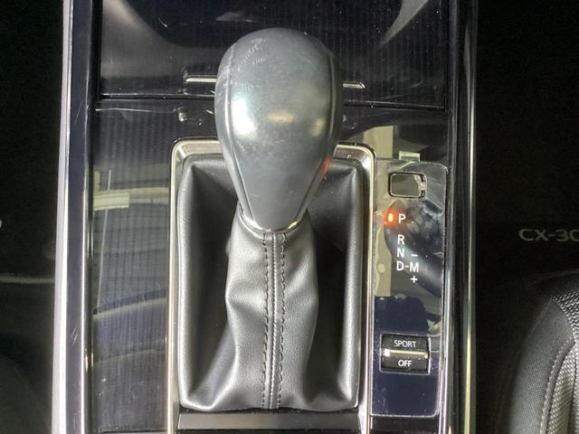 シフトレバーの下部のボタンでナビ操作、音量調整等が可能となっています。