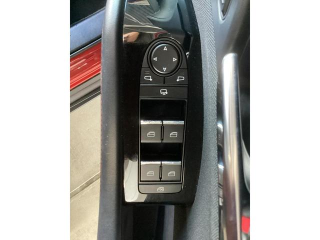 ルームミラー上部のＳＯＳボタンが押された場合、緊急通報オペレータに車両位置情報と緊急信号が送信されます。