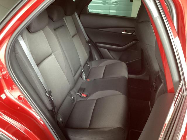 中央シートを倒すと大型のアームレストに！後部座席の人もゆったり座れます。