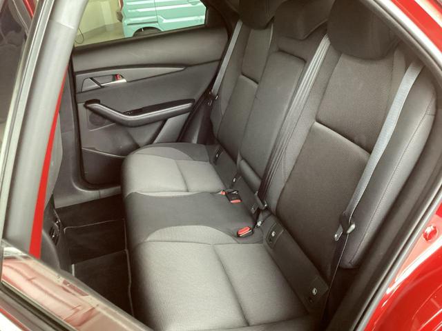 中央シートを倒すと大型のアームレストに！後部座席の人もゆったり座れます。