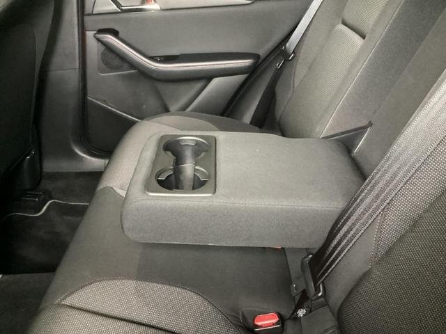 後部座席を倒すと大きなスペースが出来、荷物がたくさん載せることが出来ます。