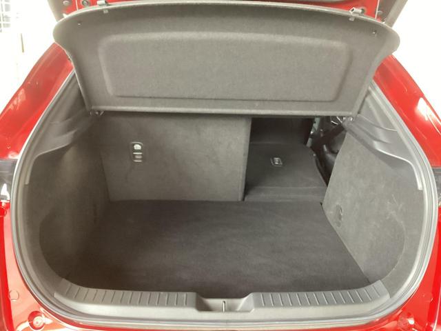 レバーを引くだけで簡単操作でシートアレンジできます。