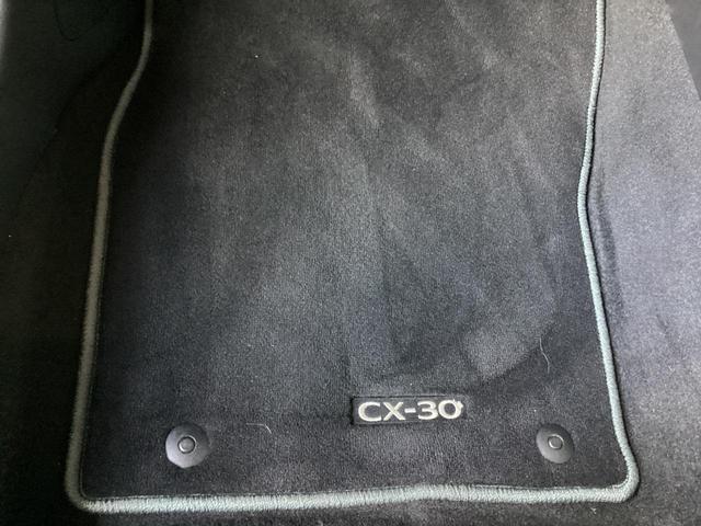 標準装備の純正１８インチアルミホイールです。